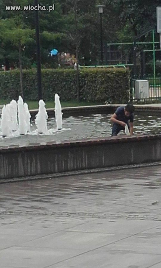 Cygańskie dzieci, urządziły sobie  basen z miejskiej fontanny