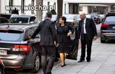 Szydło wozi mame autem SOP do lekarza.