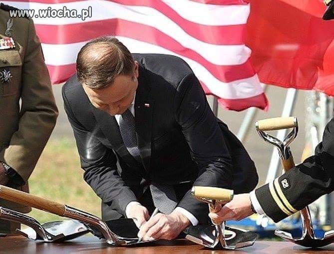 Tak się rozpędził że nawet łopaty podpisuje