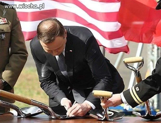 Tak się rozpędził że nawet łopaty podpisuje