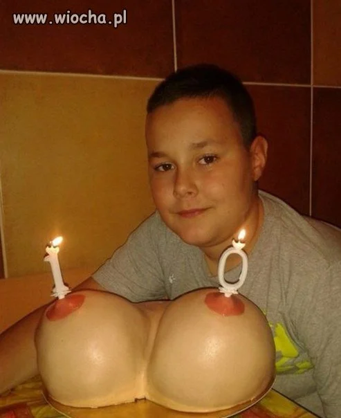 Jego ojciec wybrał tort na urodziny.