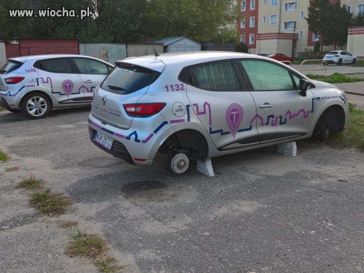 Traficar postawiony na cegłach. 
