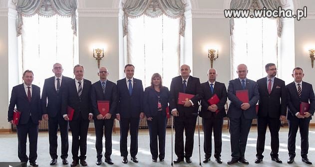 Piąta osoba od lewej 