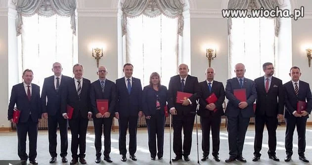 Piąta osoba od lewej 