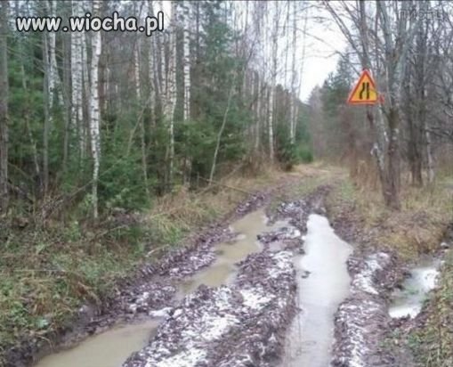 Droga zwęża się, uważaj!