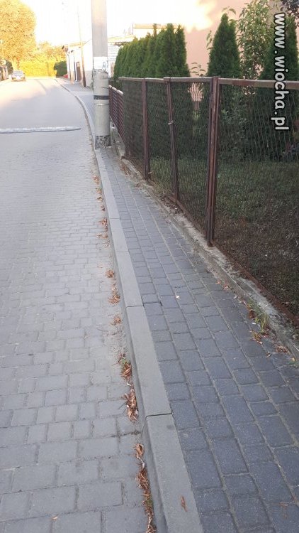 Drobne zwężenie chodnika 