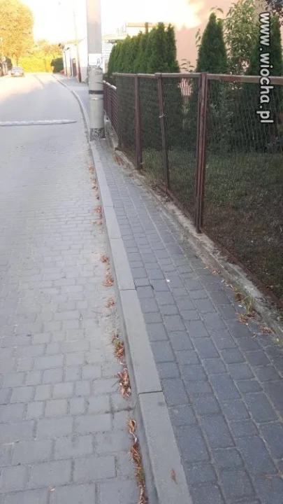Drobne zwężenie chodnika 