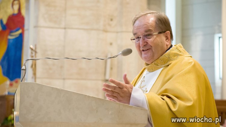 O. Rydzyk sprzedaje bileciki na mszę. 