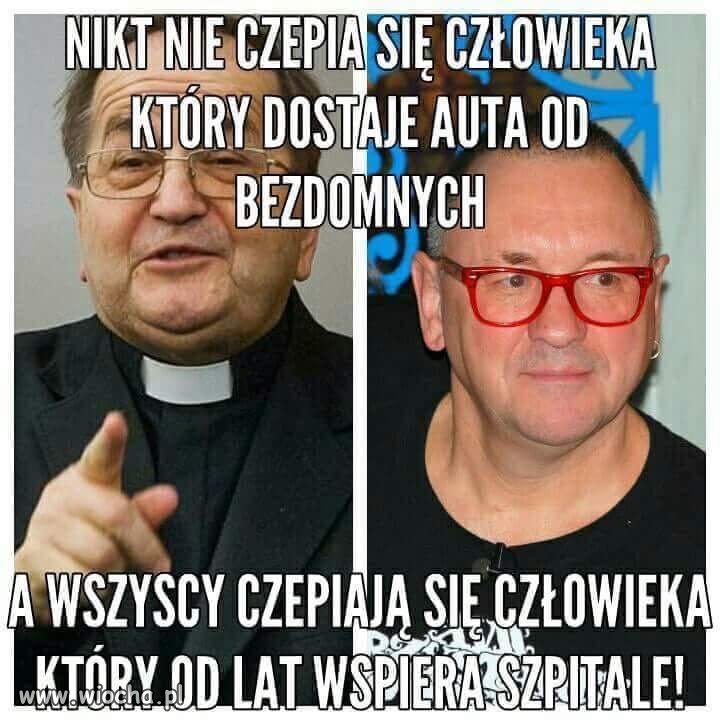 Co najmniej