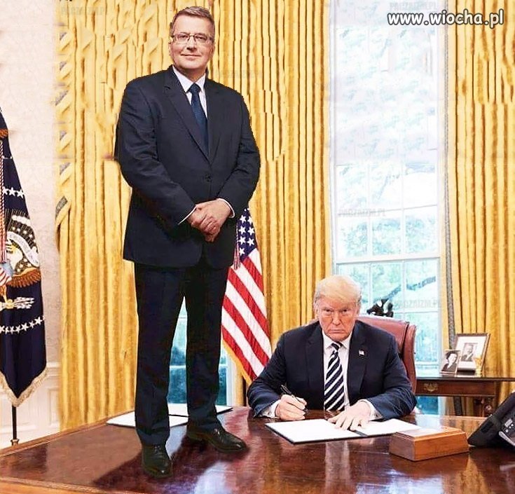 Bronek też by stał...