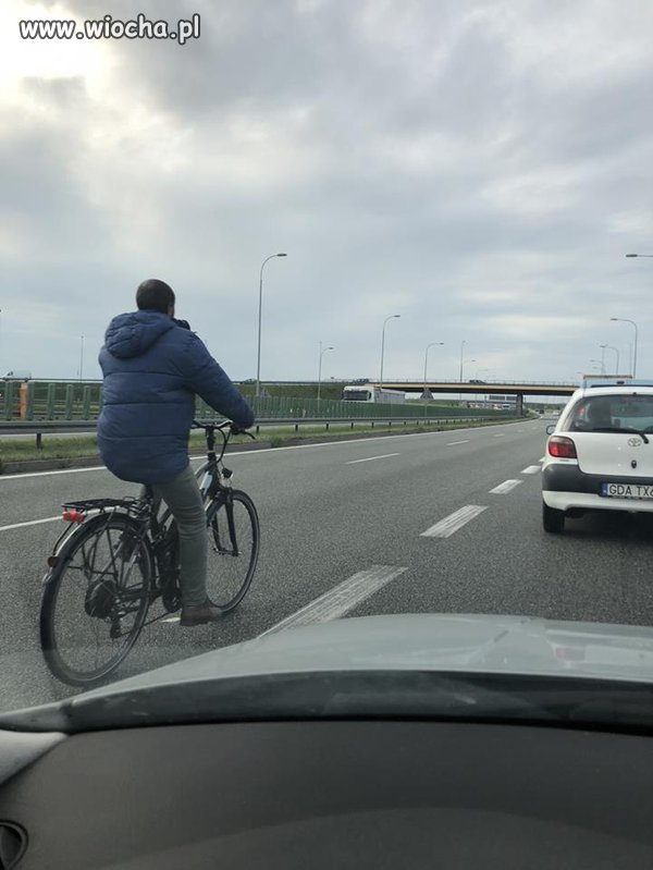 Koleś na obwodnicy pedałuje jakby nigdy nic