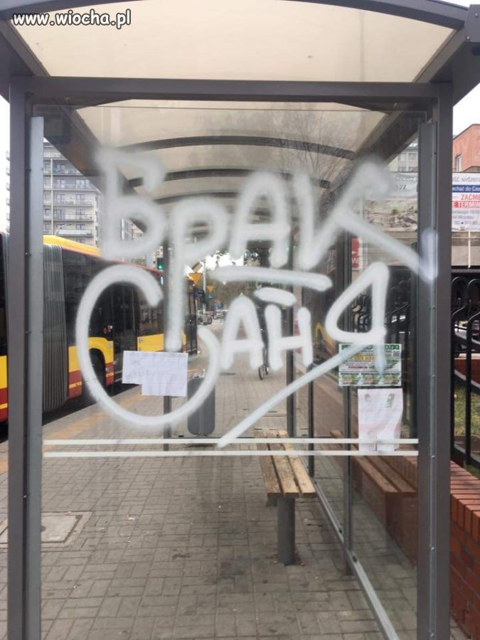 Zdewastowany przystanek autobusowy