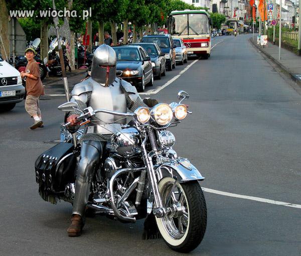Chromowany Średniowieczny Rocker.