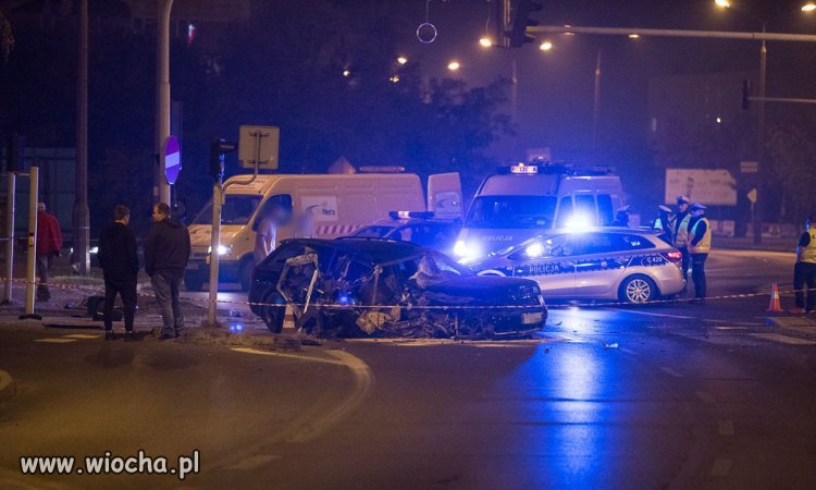 Włocławek ul.Kruszyńska, kierowca uderza w słup 