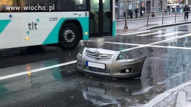 Ruszył do tyłu aż zderzak mu zerwało