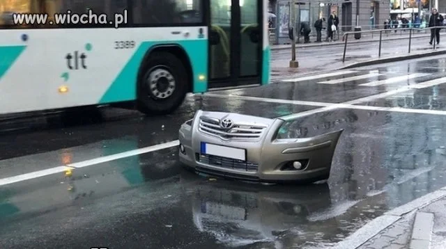 Ruszył do tyłu aż zderzak mu zerwało