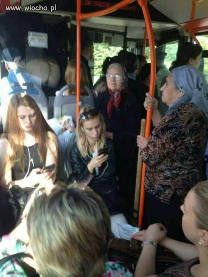 W autobusie.