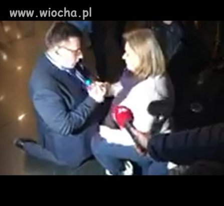 Prezes Lotu i przewodnicząca strajku klęczą 