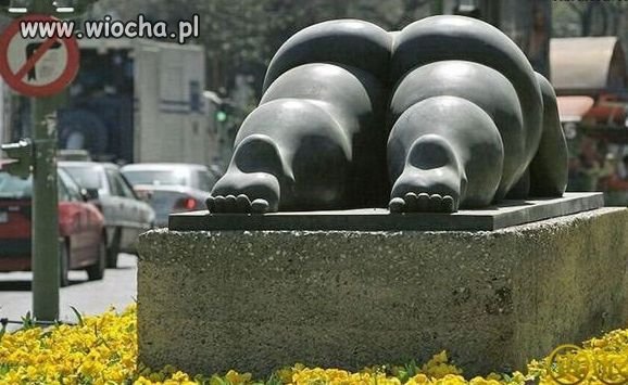 Statua podnosząca czyjś tyłek.