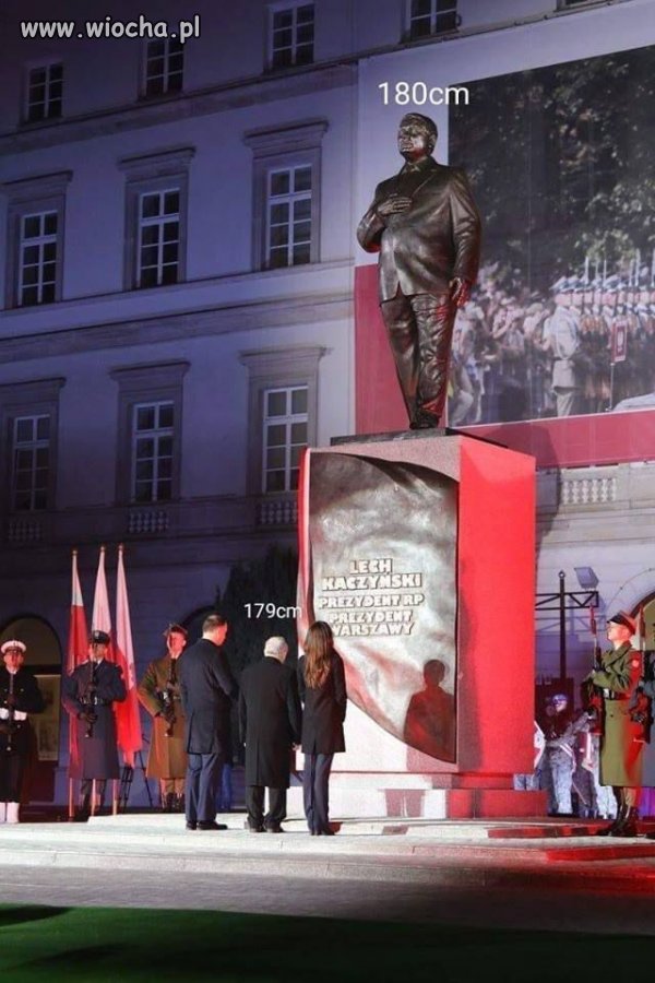 Pomnik,na miarę hymnu Polski sióstr Godlewskich
