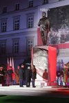 Pomnik,na miarę hymnu Polski sióstr Godlewskich