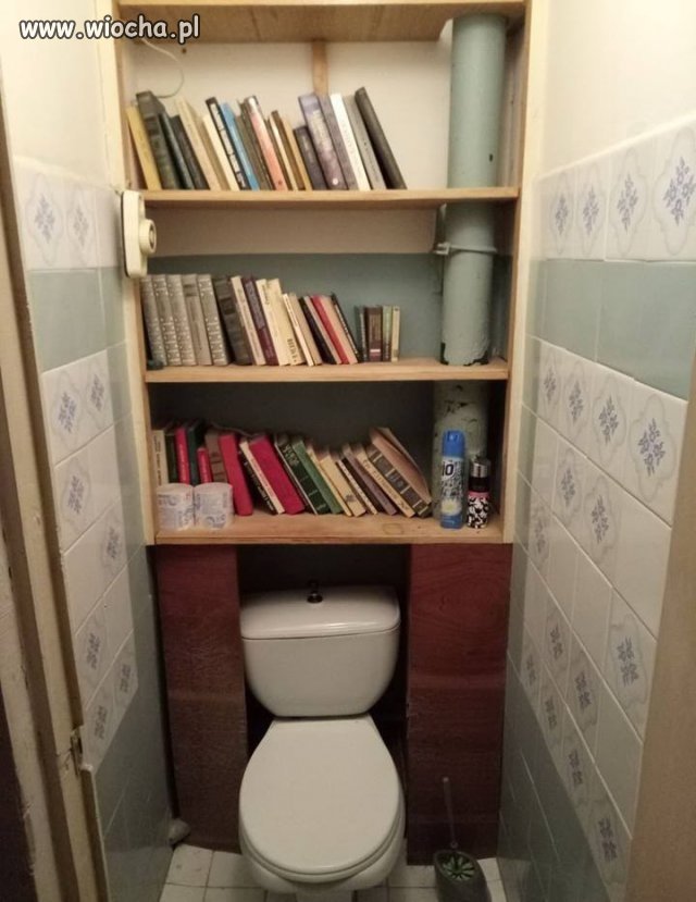 Janusz, gdzie jesteś? W bibliotece.