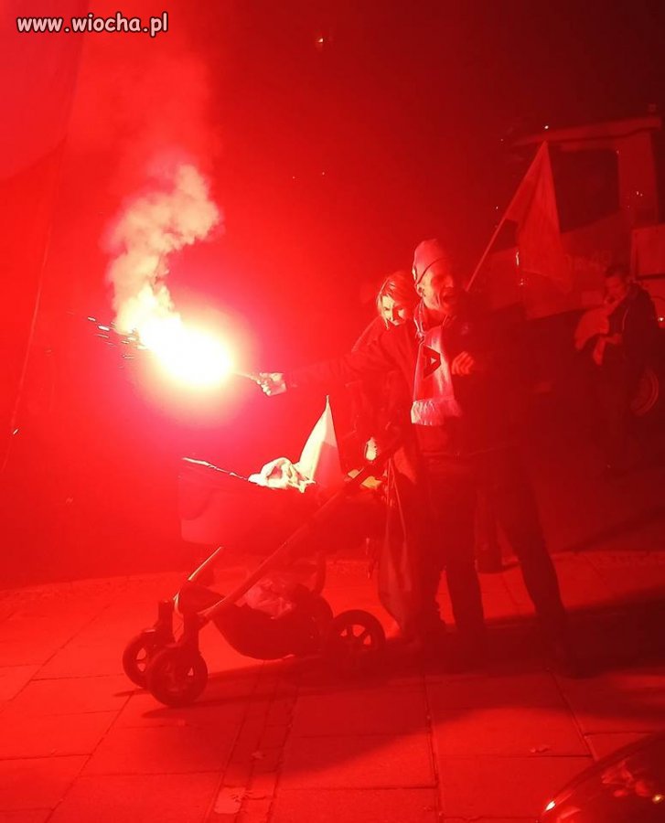 Normalna rodzina z dzieckiem na marszu