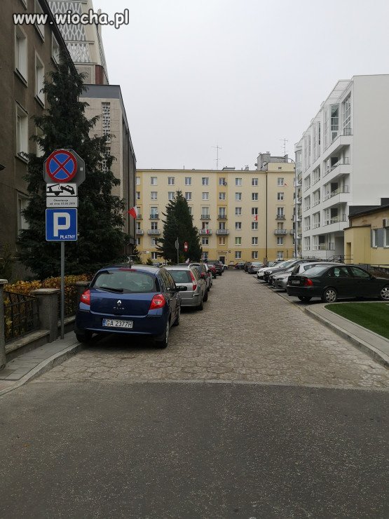 Parkowanie przy kościele Serca Jezusa w Gdyni.