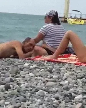 Czyta z ruchu warg.