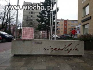 Mon na takie ławki wydał 4 mln zł