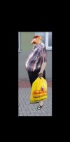 Pójdzie do biedry będzie dusił karpia w reklamówce