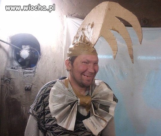 Przebrany za koguta.