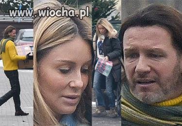 Niosą paczki do domu samotnej matki.