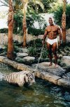 Mike Tyson z białym tygrysem na łańcuchu...