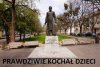 ...I za to stoi na cokole