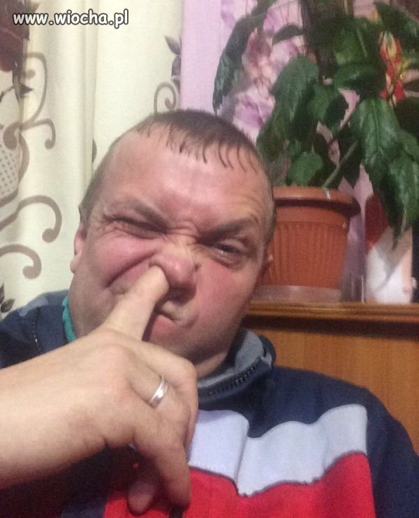 Jest zamyślony, podejmuje ważną decyzję