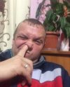 Jest zamyślony, podejmuje ważną decyzję