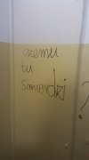 Odpisałabym debilowi "bo tobie z ryja wali"