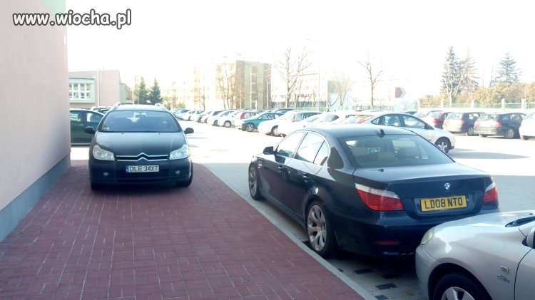 Mało miejsca na parkingu.