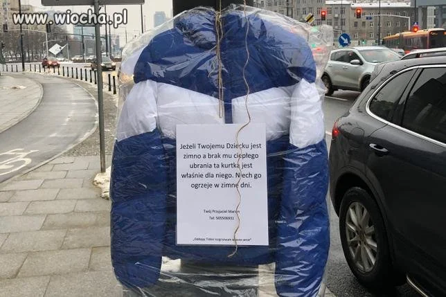 Pan Marcin rozwiesza kurtki w Warszawie. Szacunek!