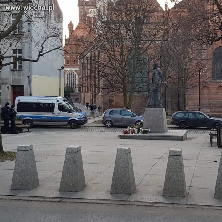 Policja ochrania pomnik prałata w Gdańsku