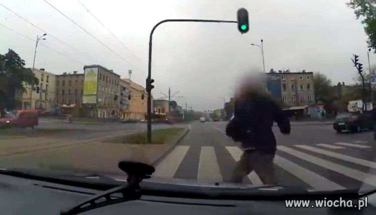 Pijany wbiegł na czerwonym świetle