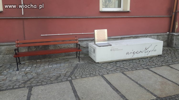 Ta z lewej 350 zł ta z prawej około 30 tyś. zł