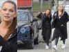 Robiła sobie foty z fanami przy wypasionej furce