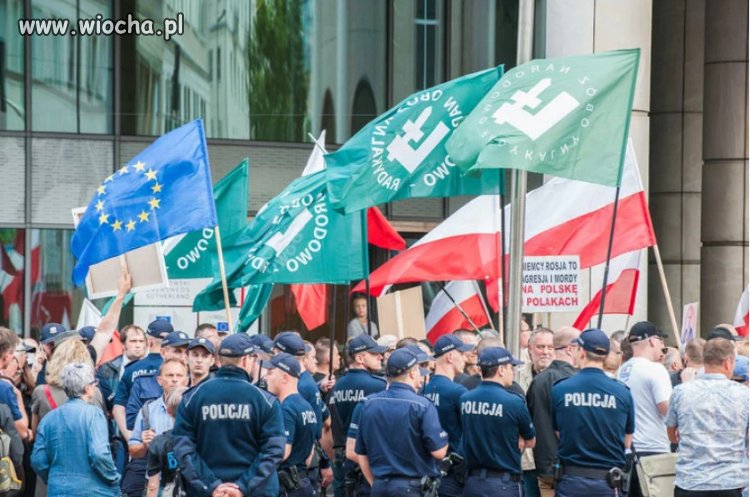 Kaczyński rozgrywa prawą ścianę
