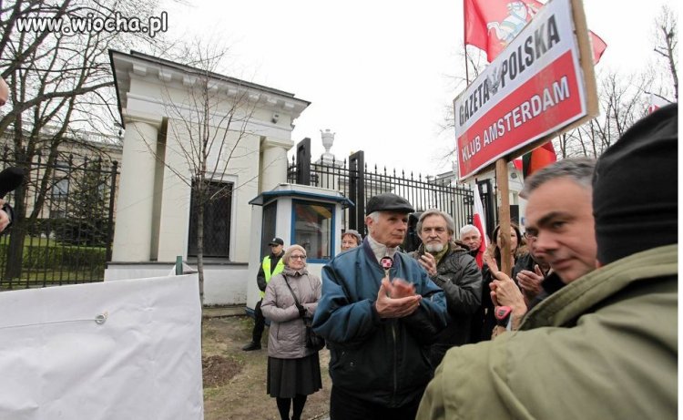 Protest przed ambasadą rosyjską w Amsterdamie