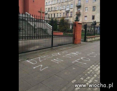 Tymczasem pod pewnym kościołem