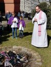 Spalanie książek i dekoracji przez księży