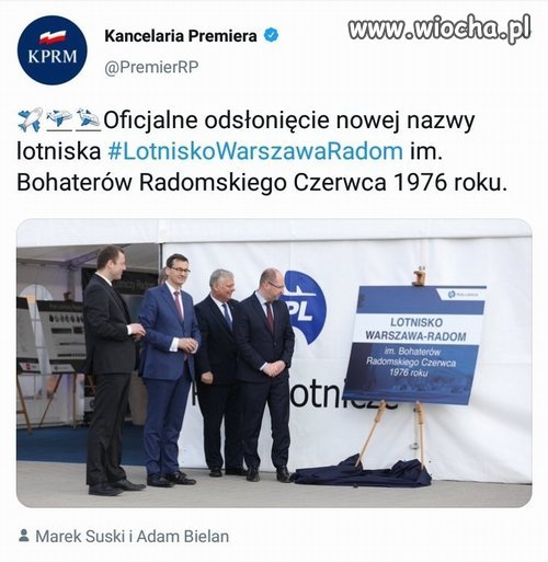 Odsłonięcie nowej nazwy na stojaku.