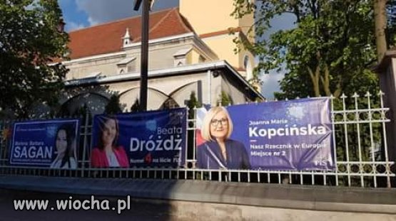 A dziecięce buciki przeszkadzały panom w sukienkach 
